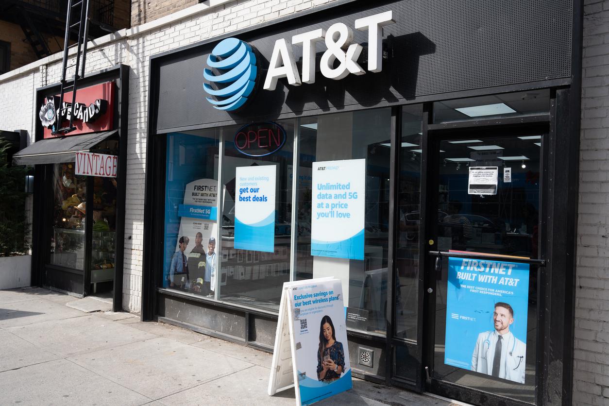 AT&T iPad Scam, Southwest Airlines, Walmart / DHL Shipping Text, and MetaMask Phishing – Top Scams This Week